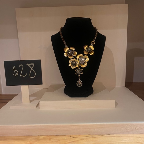 FLORAL STATEMENT NECKLACE - Picture 2 of 4